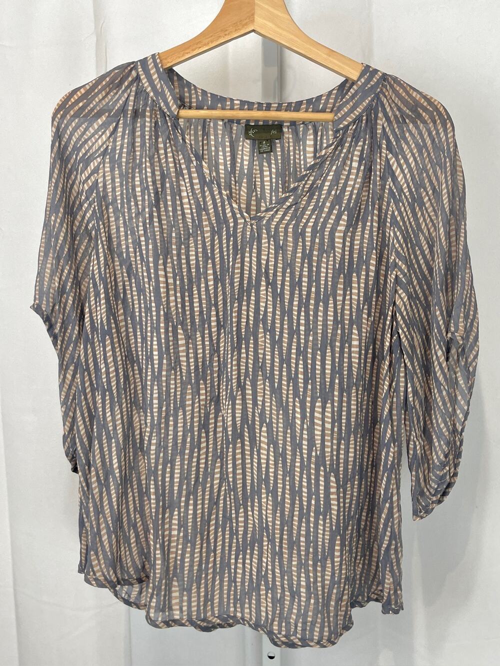 FEI Anthropologie Silk Blooms Eternal Printed Top Elbow Sleeve Gray Beige Size 4